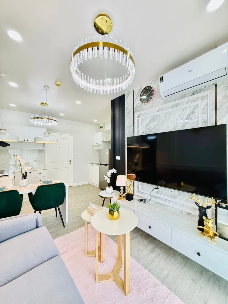 Selling The Trust Condo Central Pattaya. A lovely unit, fully furnished, on a low floor, spacious and comfortable. Book now!