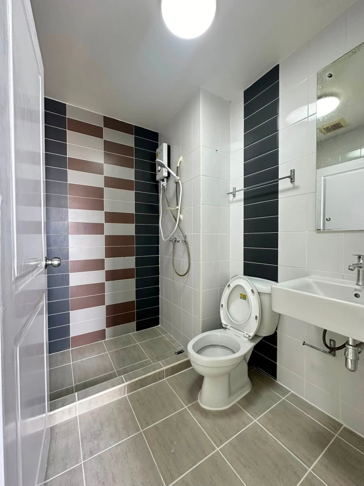 Selling The Trust Residence Pinklao, 15th floor, partitioned unit, fully furnished, ready to move in. Book now!
