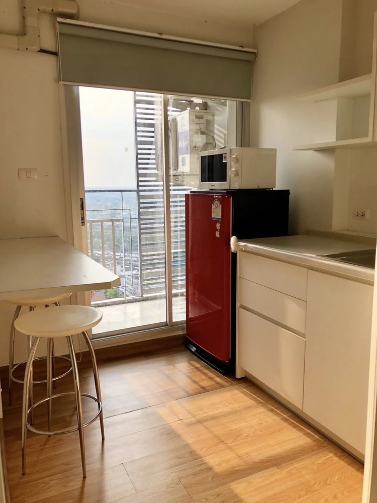 Selling The Trust Residence Pinklao. Nice unit in a great location, fully furnished. Book now!