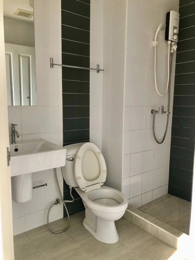 Selling The Trust Residence Pinklao. Nice unit in a great location, fully furnished. Book now!
