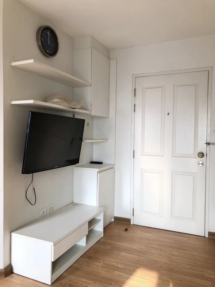 Selling The Trust Residence Pinklao. Nice unit in a great location, fully furnished. Book now!