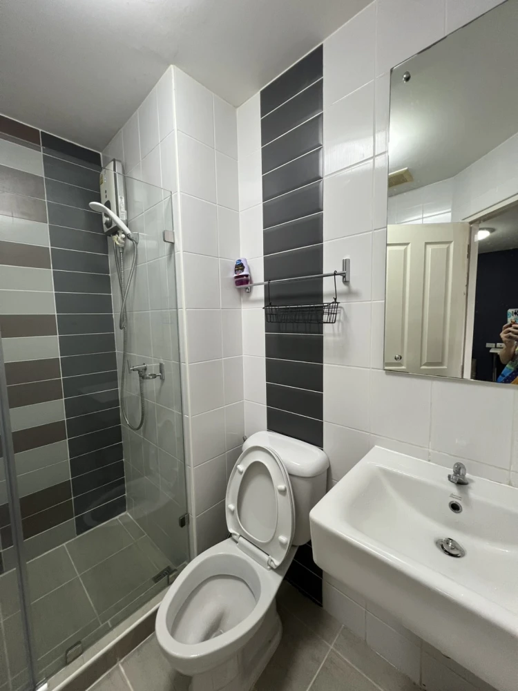 ขาย เช่า The Trust Residence Ratchada-Rama 3 ห้องน่าอยู่ ติดวอลเปเปอร์อย่างดี มาพร้อมเฟอร์นิเจอร์ครบครัน จองเลยตอนนี้