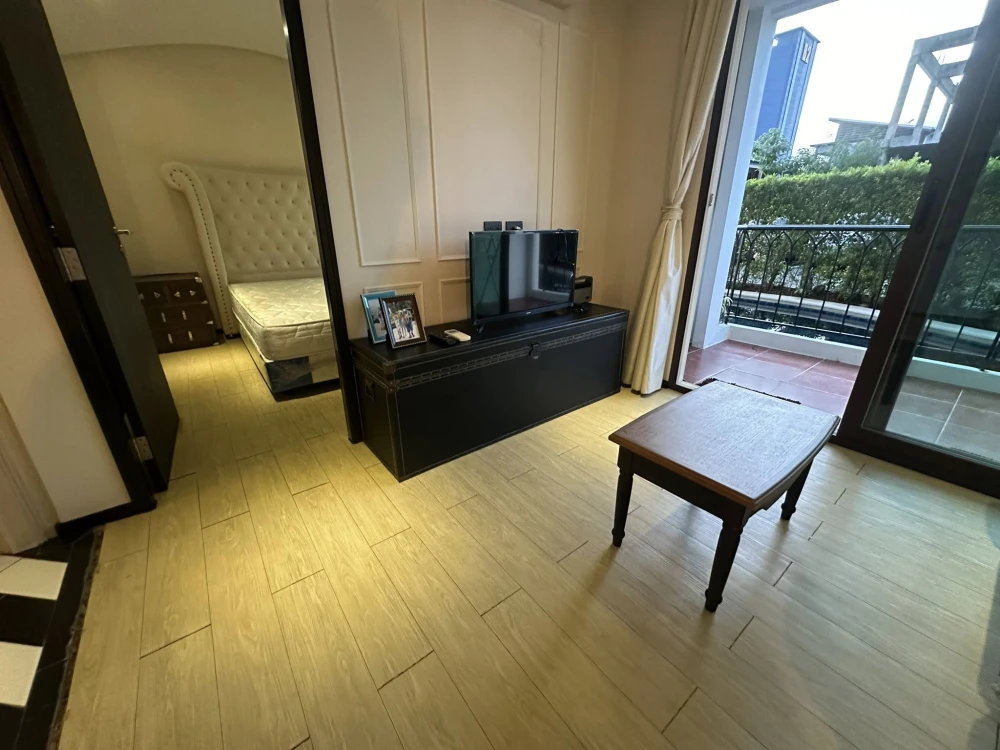 Selling a 1-bedroom, 1-bathroom unit at The Venetian Signature Condo Resort Pattaya. Prime location, fully furnished. Book now!