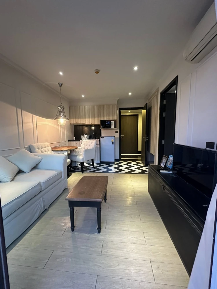 Selling a 1-bedroom, 1-bathroom unit at The Venetian Signature Condo Resort Pattaya. Prime location, fully furnished. Book now!