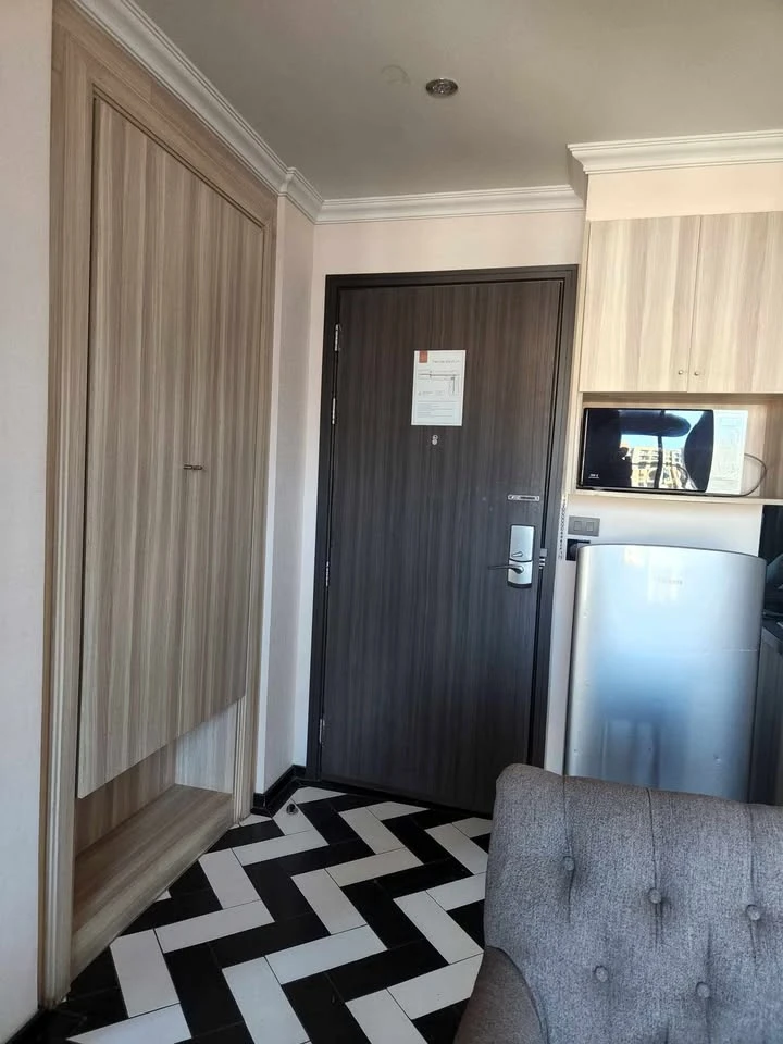 For sale or rent: The Venetian Signature Condo Resort Pattaya, Deluxe room, large bed, swimming pool view, balcony, interested in booking now!