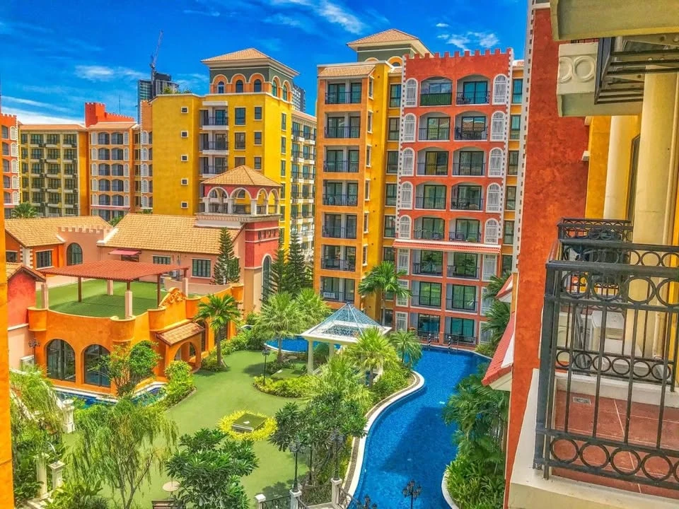 For sale or rent: The Venetian Signature Condo Resort Pattaya, Deluxe room, large bed, swimming pool view, balcony, interested in booking now!