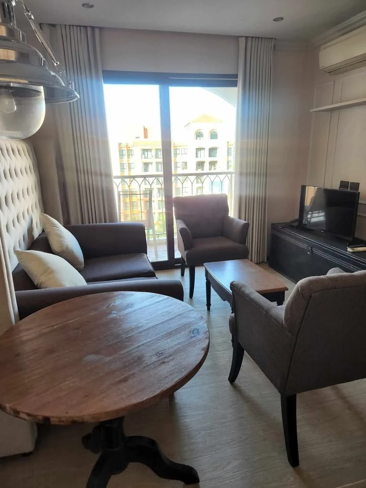 For sale or rent: The Venetian Signature Condo Resort Pattaya, Deluxe room, large bed, swimming pool view, balcony, interested in booking now!