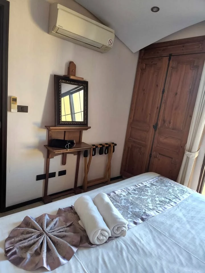 For sale or rent: The Venetian Signature Condo Resort Pattaya, Deluxe room, large bed, swimming pool view, balcony, interested in booking now!
