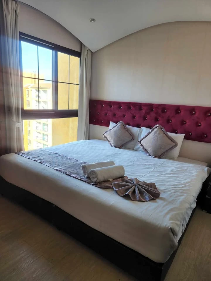 For sale or rent: The Venetian Signature Condo Resort Pattaya, Deluxe room, large bed, swimming pool view, balcony, interested in booking now!
