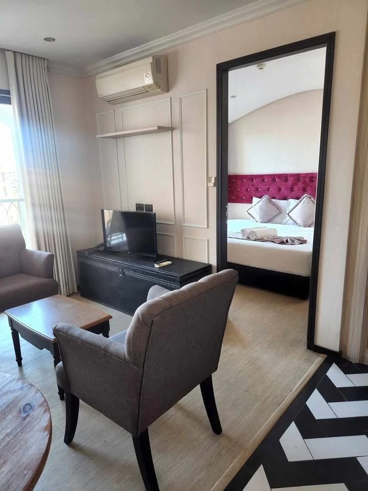 For sale or rent: The Venetian Signature Condo Resort Pattaya, Deluxe room, large bed, swimming pool view, balcony, interested in booking now!