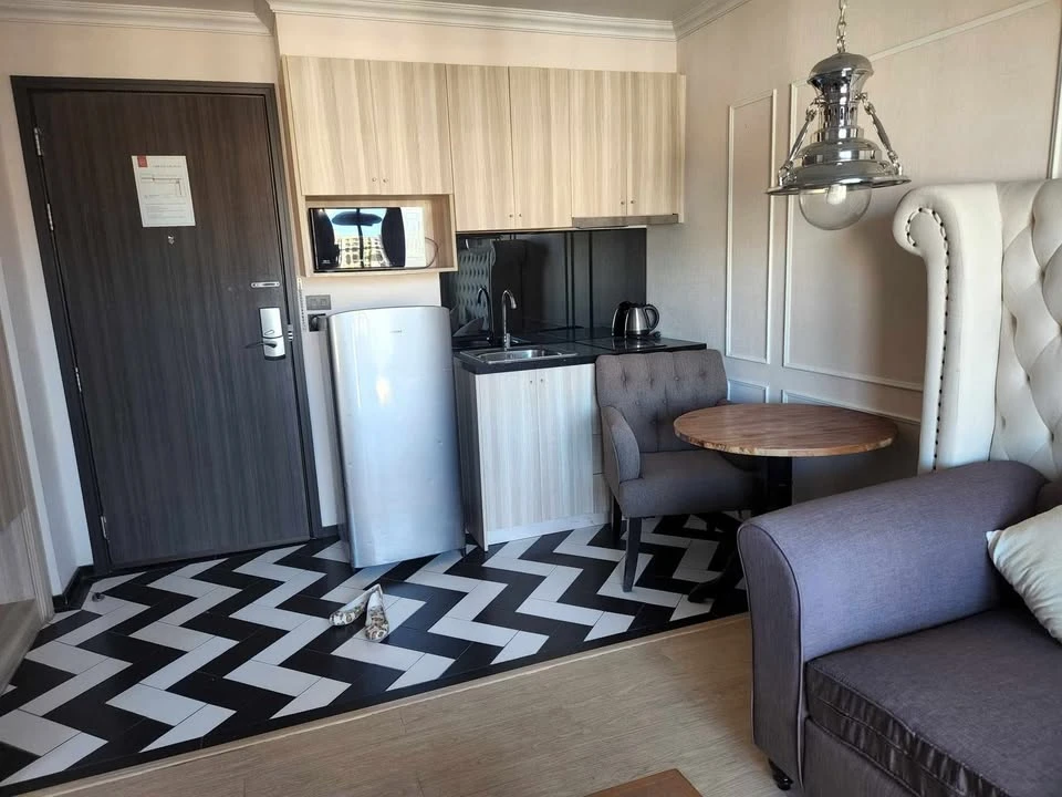 For sale or rent: The Venetian Signature Condo Resort Pattaya, Deluxe room, large bed, swimming pool view, balcony, interested in booking now!