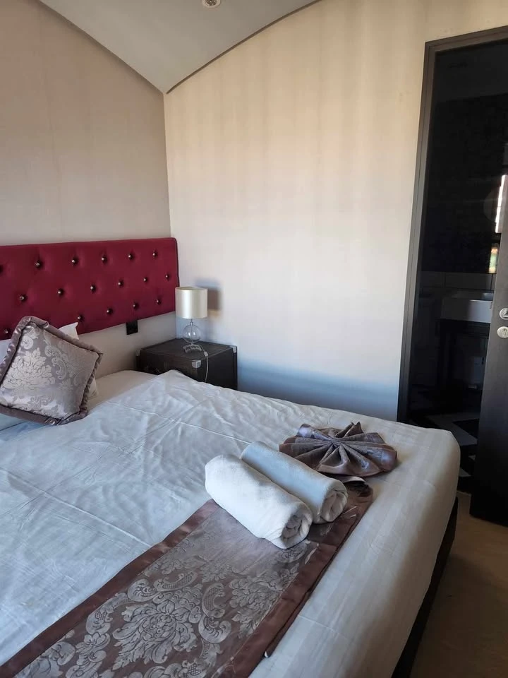 For sale or rent: The Venetian Signature Condo Resort Pattaya, Deluxe room, large bed, swimming pool view, balcony, interested in booking now!