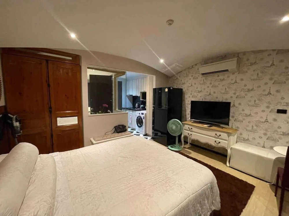 Selling a fully furnished studio unit at The Venetian Signature Condo Resort Pattaya with sea view. Book now!