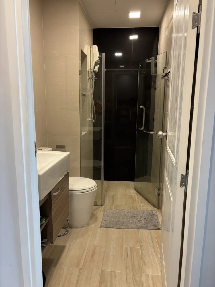 For Sale: The Ville Express Ratchayothin. Well-maintained unit in excellent condition, featuring built-in wardrobes and a layout with clearly defined