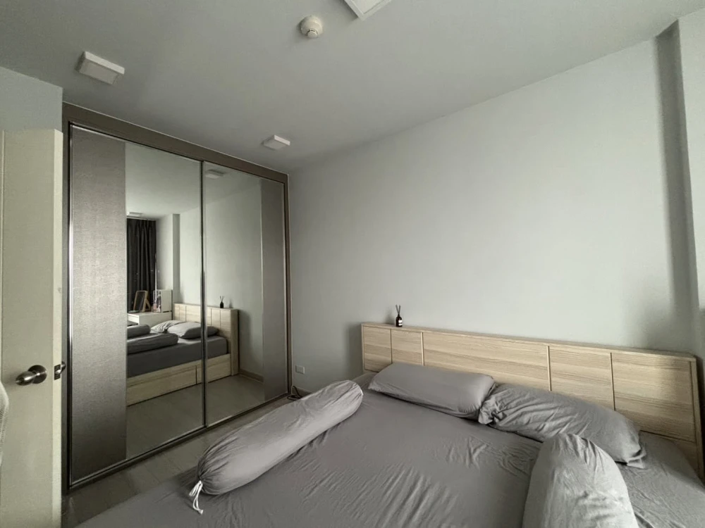 For Sale: The Ville Express Ratchayothin. Well-maintained unit in excellent condition, featuring built-in wardrobes and a layout with clearly defined