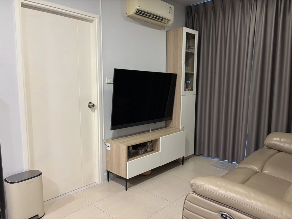 For Sale: The Ville Express Ratchayothin. Well-maintained unit in excellent condition, featuring built-in wardrobes and a layout with clearly defined