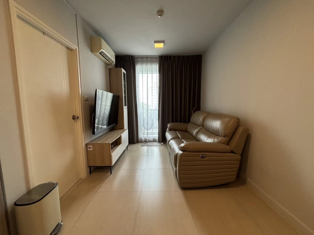 For Sale: The Ville Express Ratchayothin. Well-maintained unit in excellent condition, featuring built-in wardrobes and a layout with clearly defined