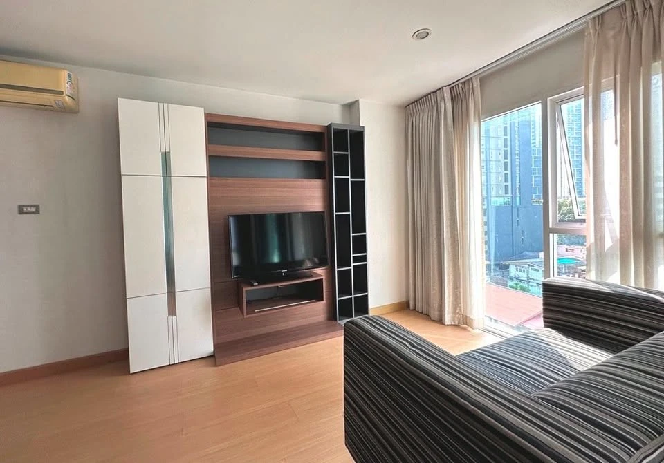 Selling Tourmaline Gold Sathorn-Taksin condo. Ready to move in, fully furnished, spacious and comfortable. Book now!