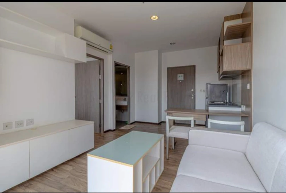 Tree Tops Pattaya (South Pattaya) condo for sale. Located on the 9th floor with half sea view and half city view. Wide main road frontage. Don't miss