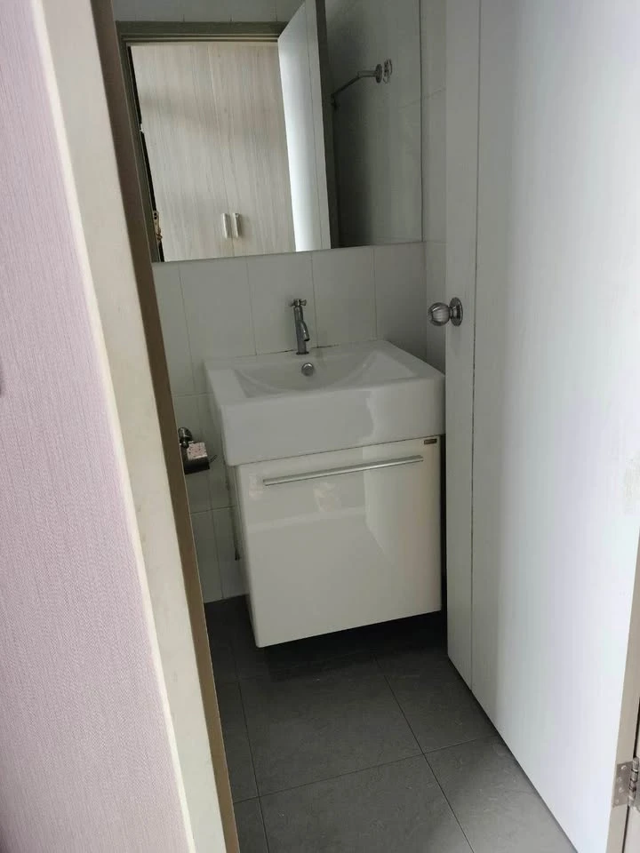 For sale: Tropicana BTS Erawan, 5th floor, partitioned room, fully furnished, ready to move in. Reserve now, don't miss out!