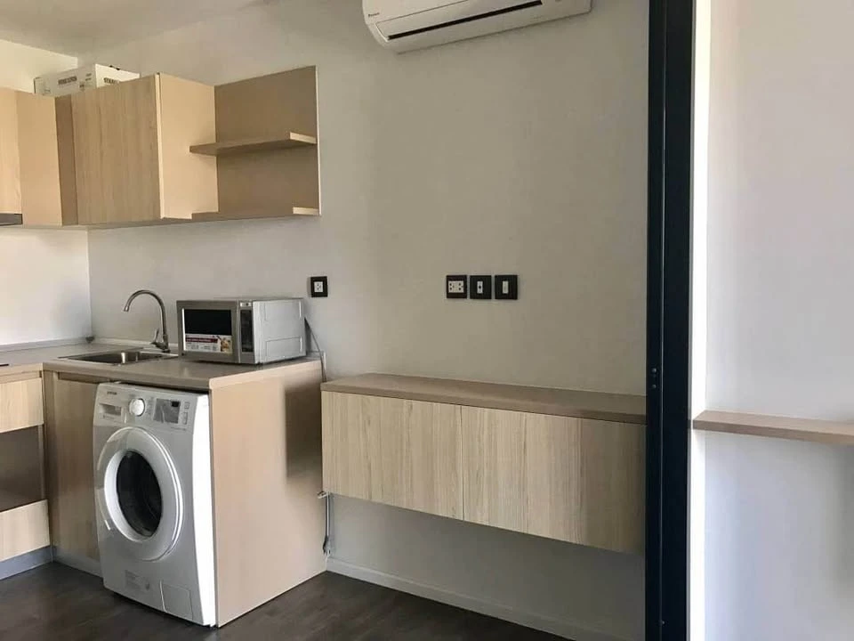 For sale: Tropicana BTS Erawan, 5th floor, partitioned room, fully furnished, ready to move in. Reserve now, don't miss out!