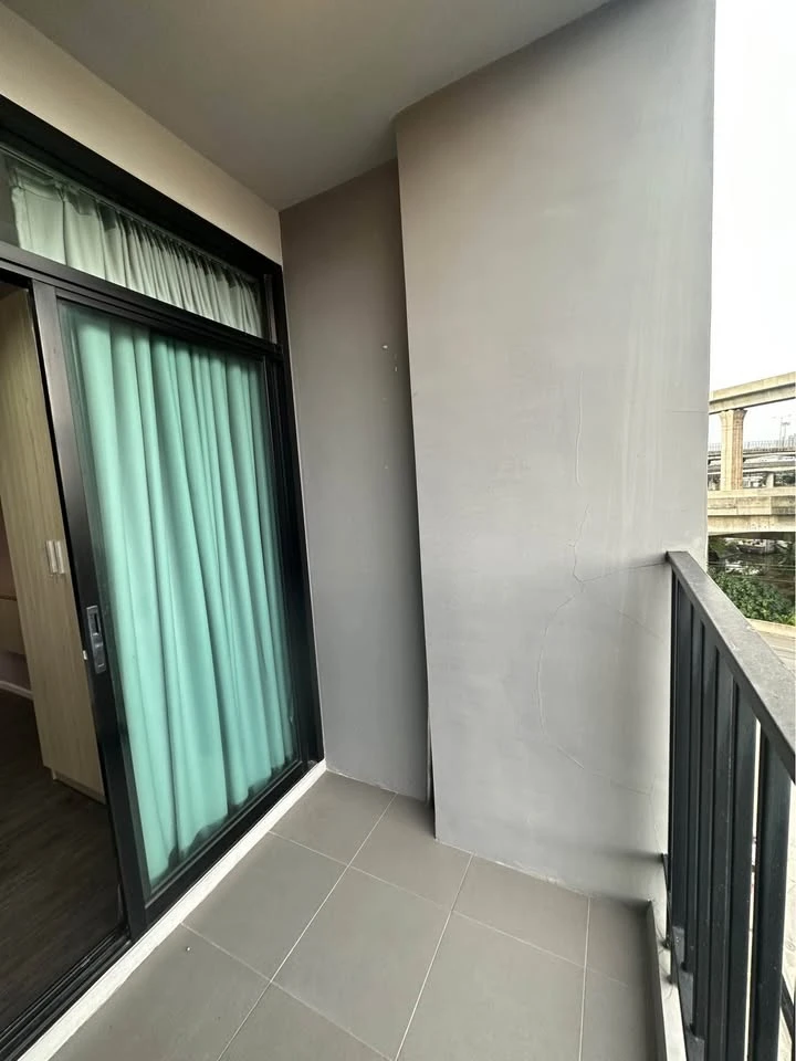 For sale: Tropicana BTS Erawan, 5th floor, partitioned room, fully furnished, ready to move in. Reserve now, don't miss out!