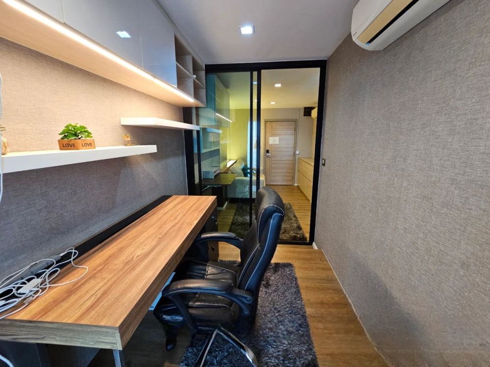 For sale: Tropicana BTS Erawan, expressway view, One Bedroom plus, wallpapered throughout, with excellent built-in furniture. Don't miss out!