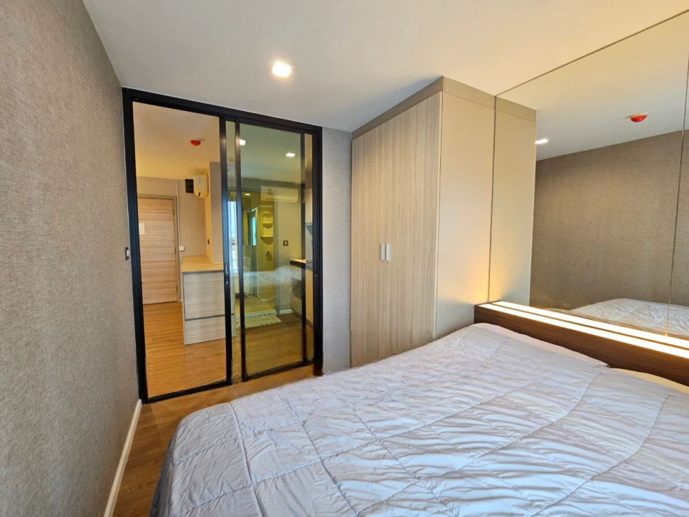 For sale: Tropicana BTS Erawan, expressway view, One Bedroom plus, wallpapered throughout, with excellent built-in furniture. Don't miss out!
