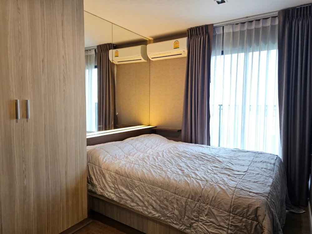 For sale: Tropicana BTS Erawan, expressway view, One Bedroom plus, wallpapered throughout, with excellent built-in furniture. Don't miss out!