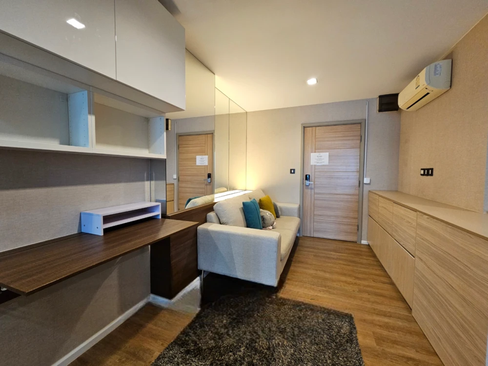 For sale: Tropicana BTS Erawan, expressway view, One Bedroom plus, wallpapered throughout, with excellent built-in furniture. Don't miss out!