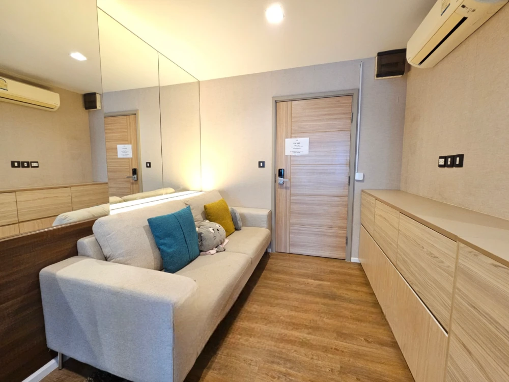 For sale: Tropicana BTS Erawan, expressway view, One Bedroom plus, wallpapered throughout, with excellent built-in furniture. Don't miss out!