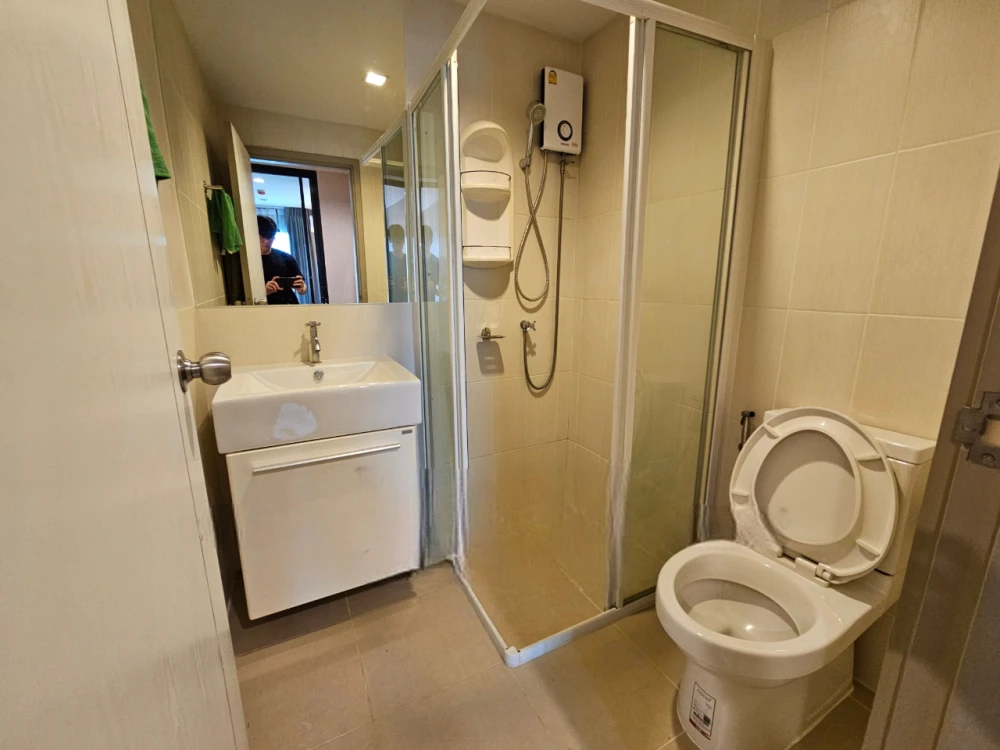 For sale: Tropicana BTS Erawan, expressway view, One Bedroom plus, wallpapered throughout, with excellent built-in furniture. Don't miss out!
