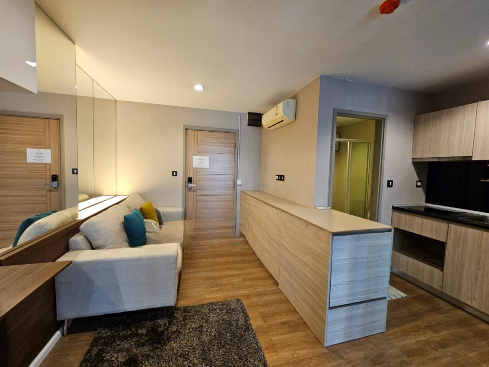 For sale: Tropicana BTS Erawan, expressway view, One Bedroom plus, wallpapered throughout, with excellent built-in furniture. Don't miss out!