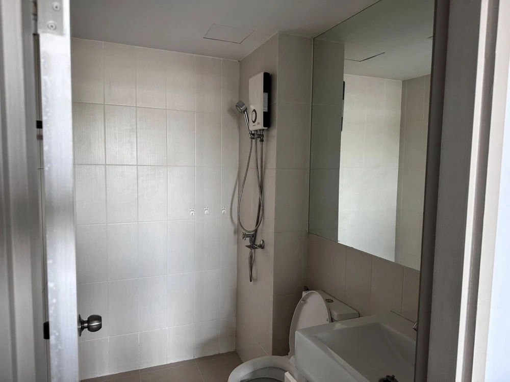 For rent/sale: Tropicana BTS Erawan, fully furnished unit. Just bring your belongings and move in! Complete amenities. Book now!!!