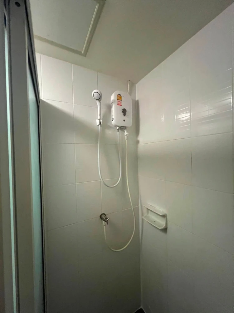 Selling a U Campus Rangsit-Muang Ek condo unit. The room is in excellent condition, spacious at 39 sq.m., easy to decorate, and doesn't feel cramped.