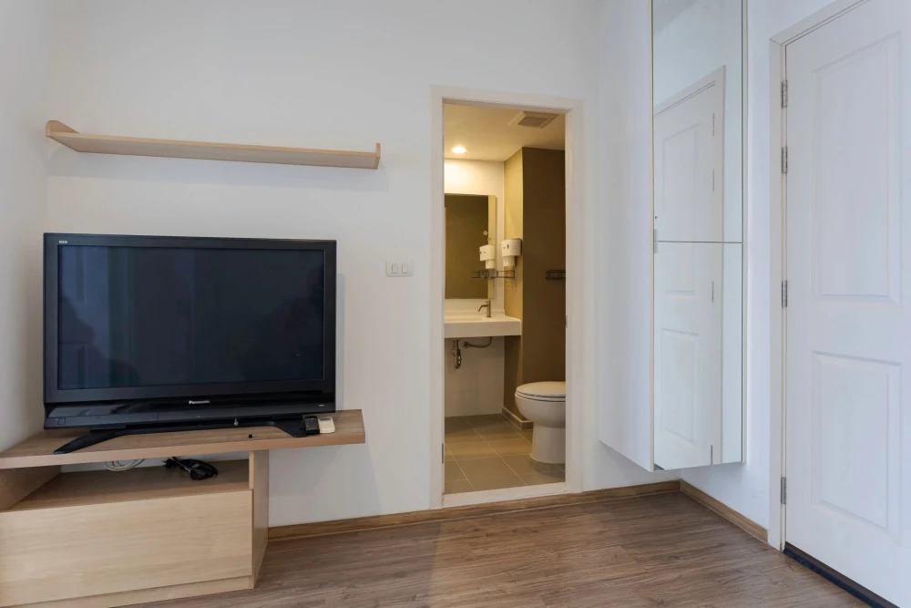 Selling U Delight @ BangSon Station condo. Ready to move in, fully furnished with appliances. Amazing price! Don't miss out!