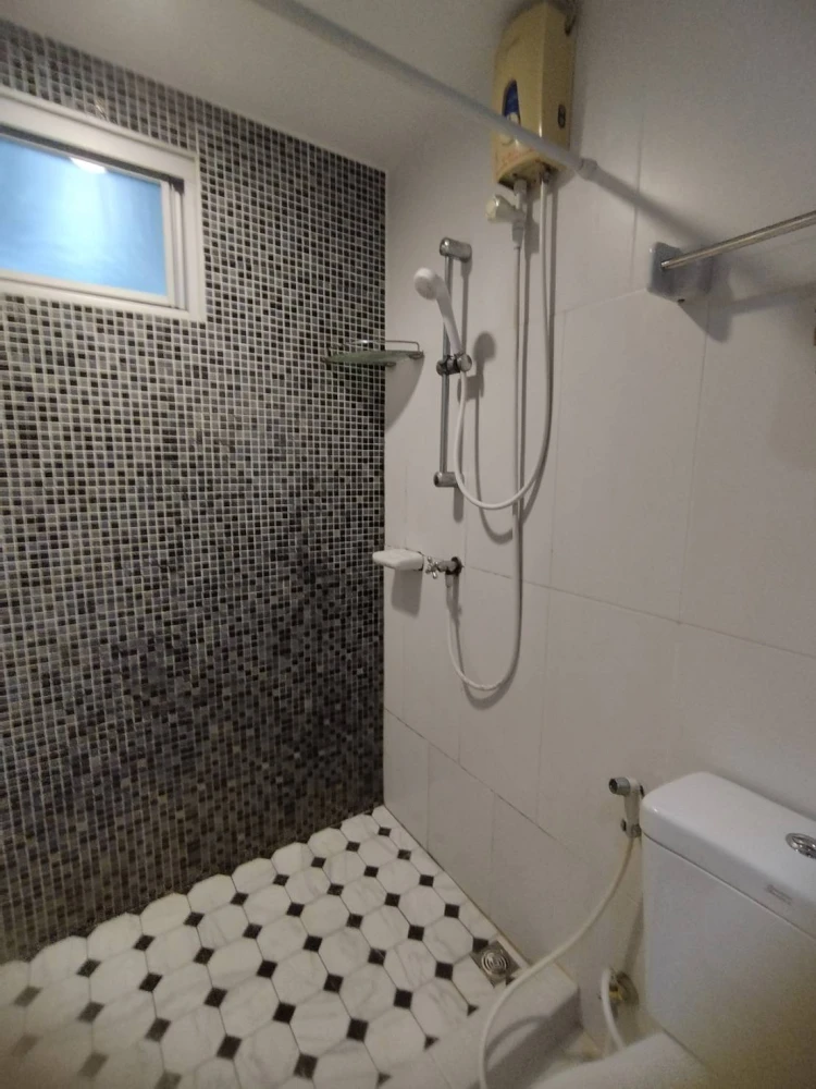 Selling U Delight @ Huaykwang Station, high floor unit, fully furnished, spacious. Book now!