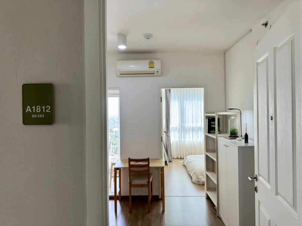 Selling a 30 sq m U Delight @ TalatPhlu Station condo, near BTS Talat Phlu and The Mall Thapra. The room is well-partitioned. Book now!