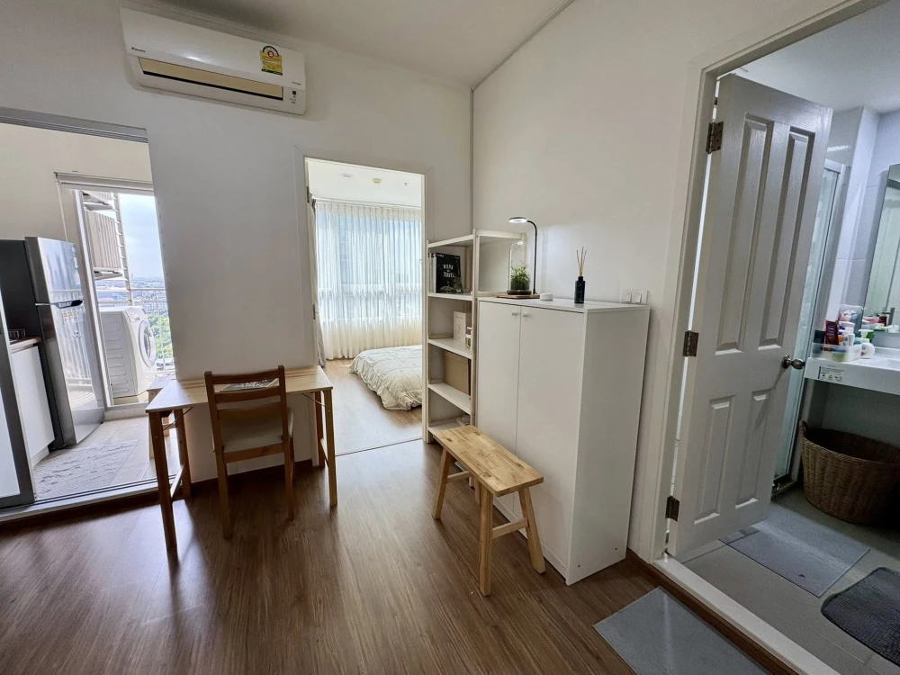 Selling a 30 sq m U Delight @ TalatPhlu Station condo, near BTS Talat Phlu and The Mall Thapra. The room is well-partitioned. Book now!