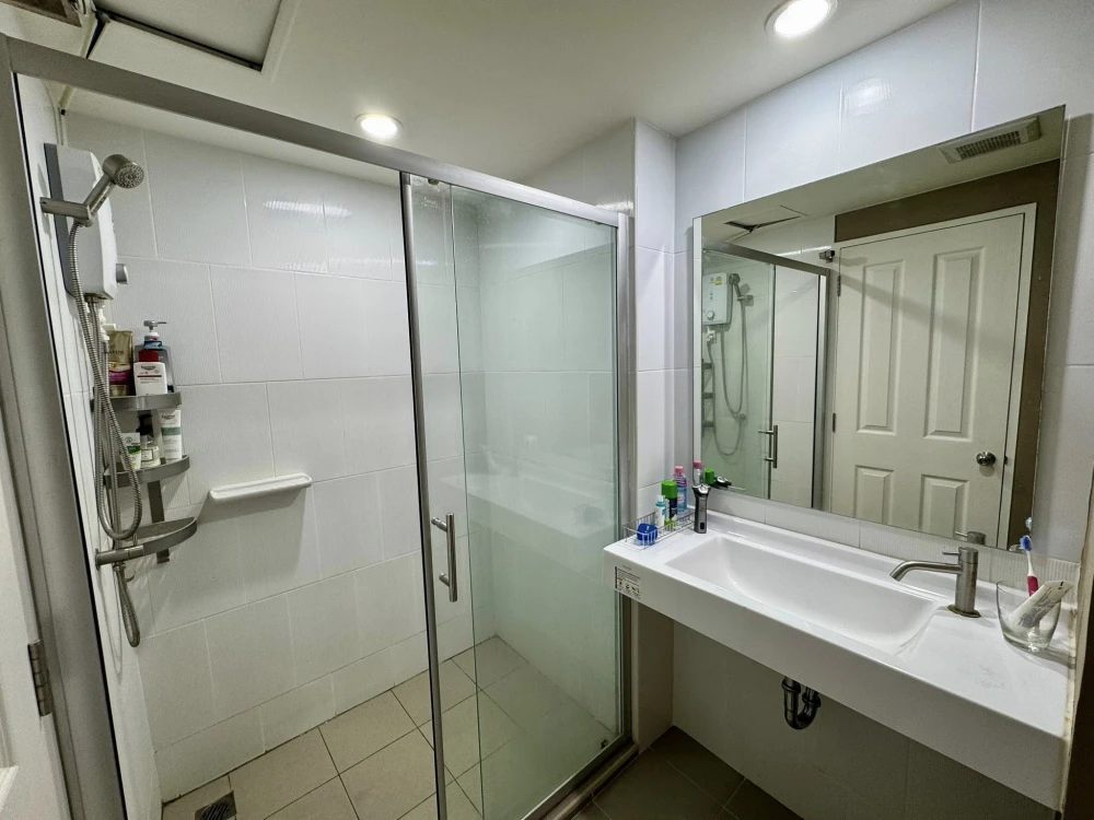 Selling a 30 sq m U Delight @ TalatPhlu Station condo, near BTS Talat Phlu and The Mall Thapra. The room is well-partitioned. Book now!