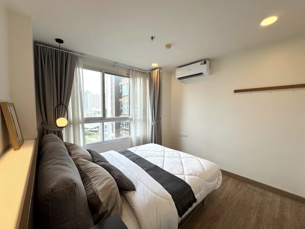 Selling U Delight @ TalatPhlu Station. Beautiful, unblocked city view. Unbeatable value. Ready to move in.