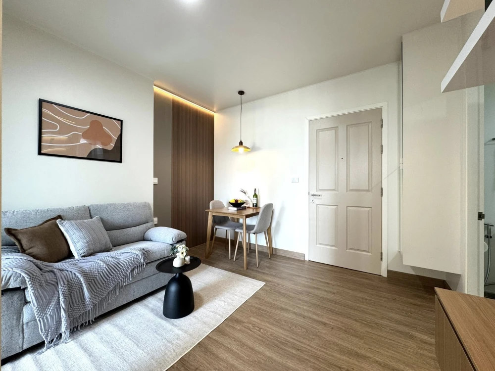 Selling U Delight @ TalatPhlu Station. Beautiful, unblocked city view. Unbeatable value. Ready to move in.