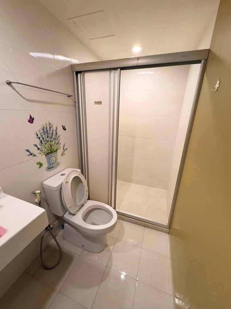 Selling U Delight Rattanathibet, corner unit offering privacy, spacious living area, great location. Book now!