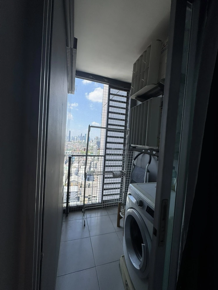 Selling U Delight Residence Pattanakarn Thonglor. Very high floor unit with west-facing Thonglor view, no obstructing buildings. Unit is near the elev