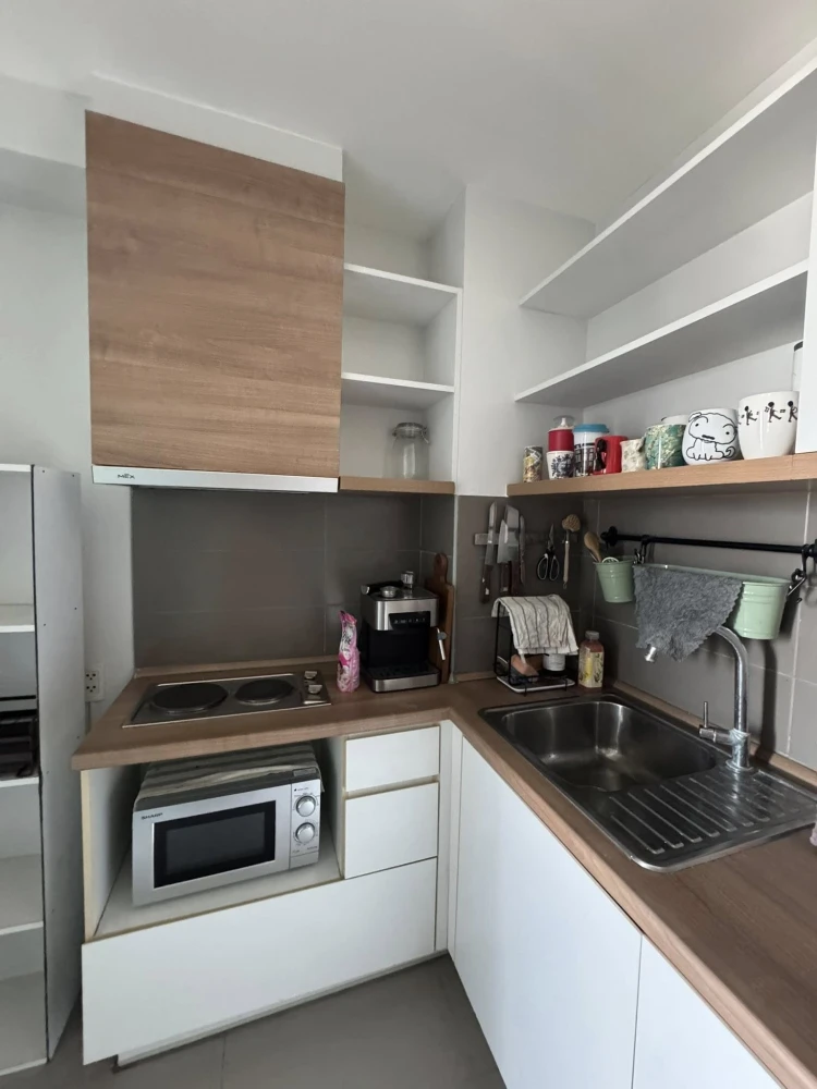 Selling U Delight Residence Pattanakarn Thonglor. Very high floor unit with west-facing Thonglor view, no obstructing buildings. Unit is near the elev