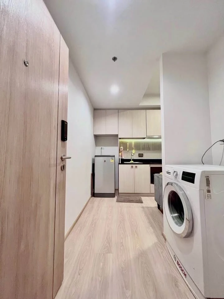 Selling Unio H Tiwanon, corner unit, at the end of the hallway. No one walks past the unit, ensuring peace and quiet. Easy access in and out.
