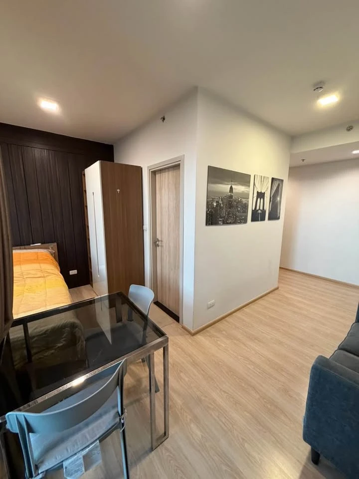 Selling Unio H Tiwanon, corner unit, at the end of the hallway. No one walks past the unit, ensuring peace and quiet. Easy access in and out.