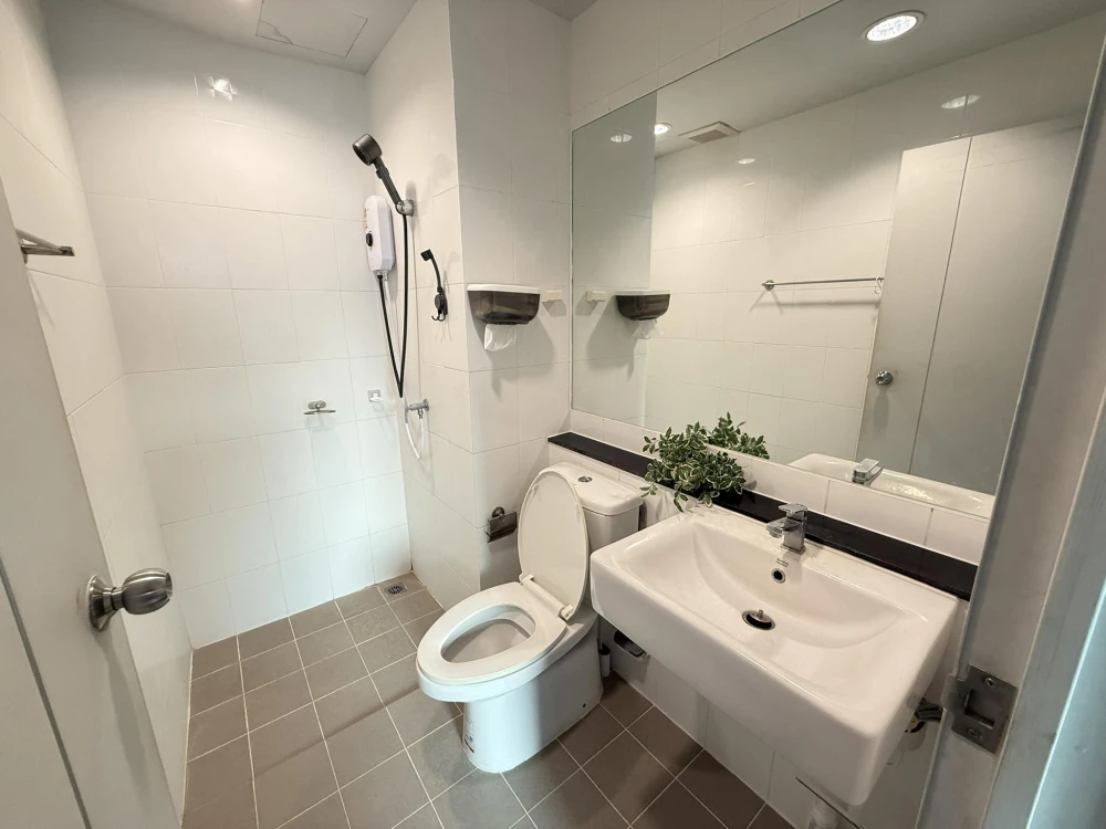 Selling UNIO RAMKHAMHAENG, fully furnished with appliances. Just bring your bags and move in!
