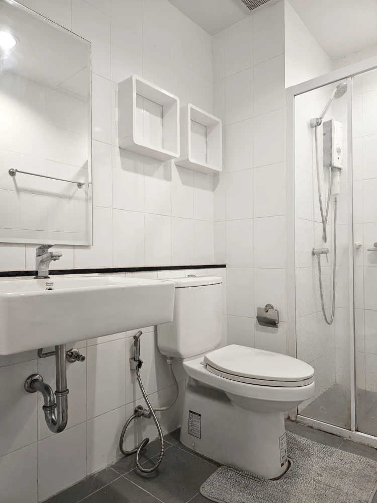 Selling Unio Sukhumvit 72. Spacious rooms with ample usable space. Excellent location and complete amenities. Book now!