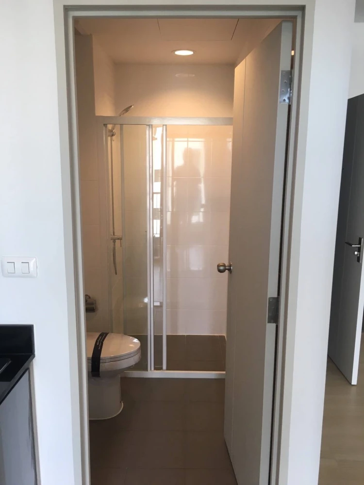 Selling a Unio Sukhumvit 72 condo unit on the 8th floor. Great location, convenient transportation. What are you waiting for?